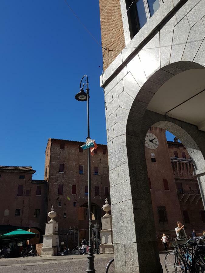 A Due Passi Dal Castello Lägenhet Ferrara Exteriör bild